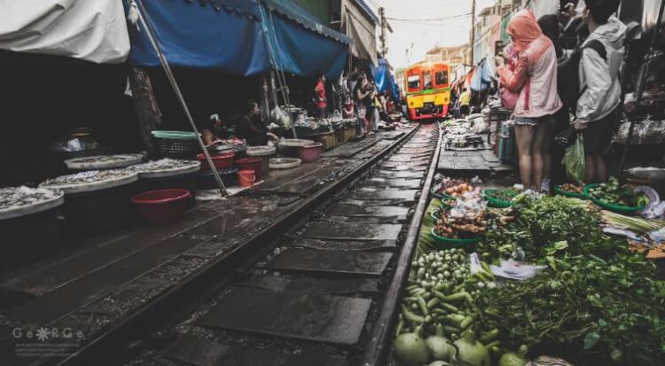 รวม 10 [[รีวิว]] สัมผัสเสน่ห์รถไฟบุกตลาด ณ ตลาดร่มหุบ ตามรอยชาว Pantip